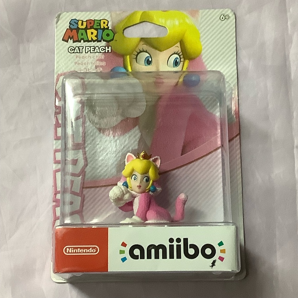 Crowned Princess Cat Peach Amiibo